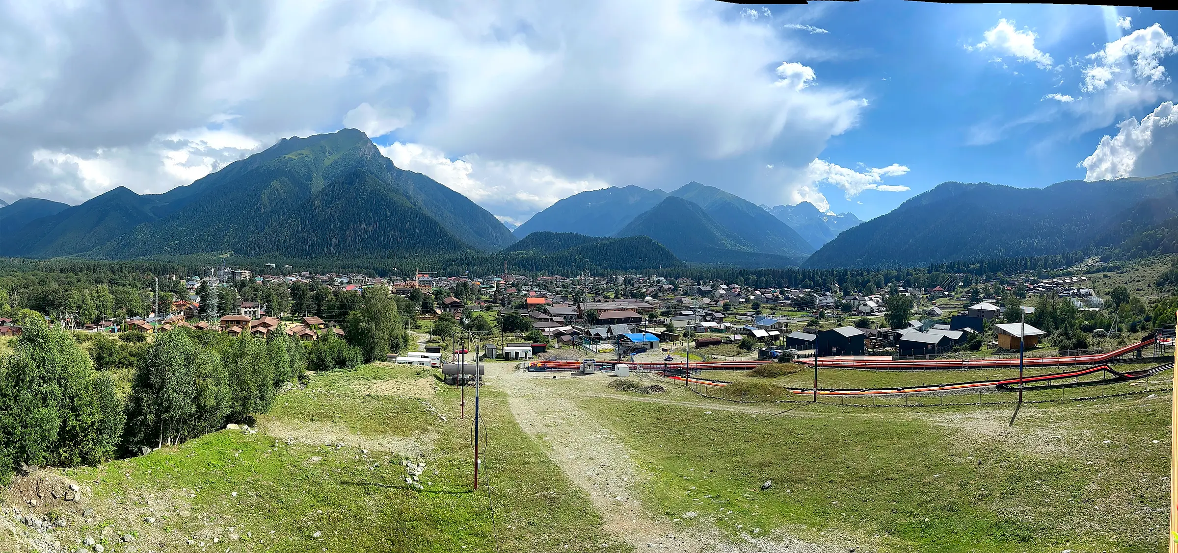 Панорама Архыза: горные хребты, посёлок и трассы парка развлечений